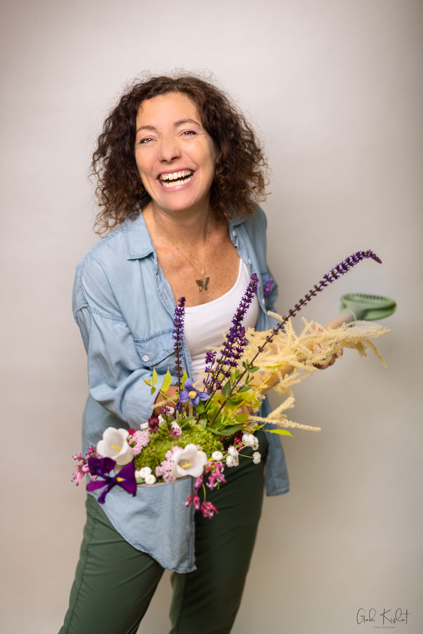 pure-joie-joyce-standing-flowers-2 Pure Joie Joyce O'Neil